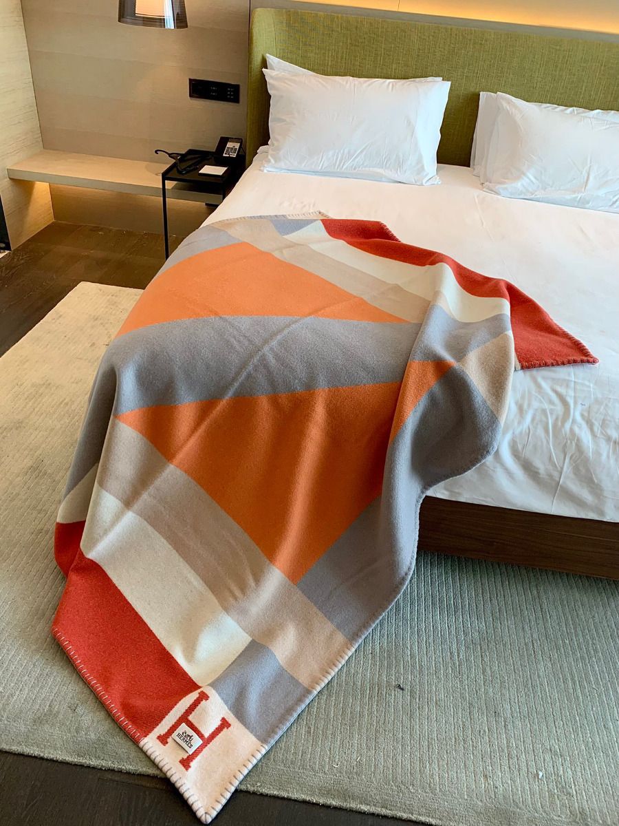 Hermes H Drapeau Blanket in Terracotta and Grey Cashmere - Image 11