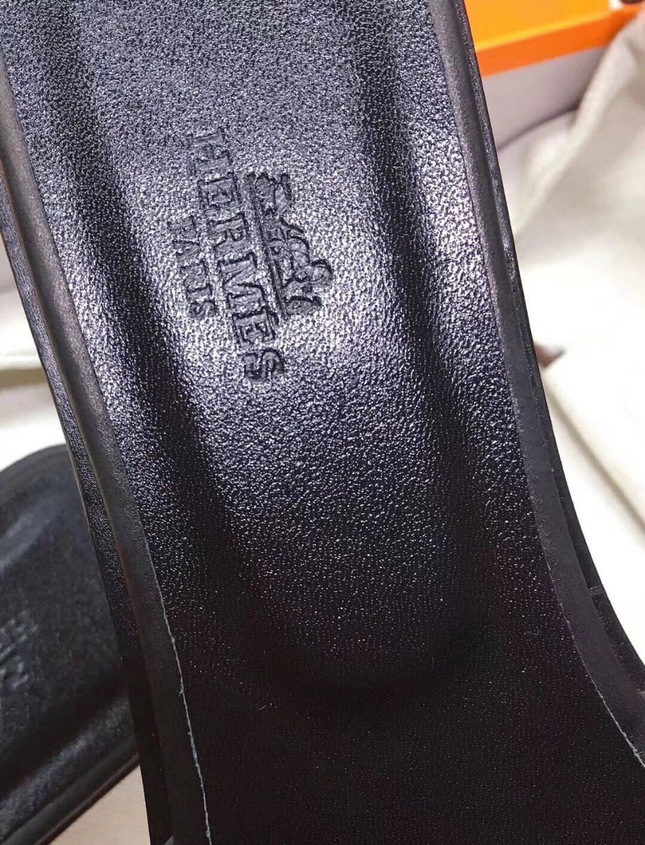 Hermes Oran Sandals In Black Leather With Stitched Detail - Image 5