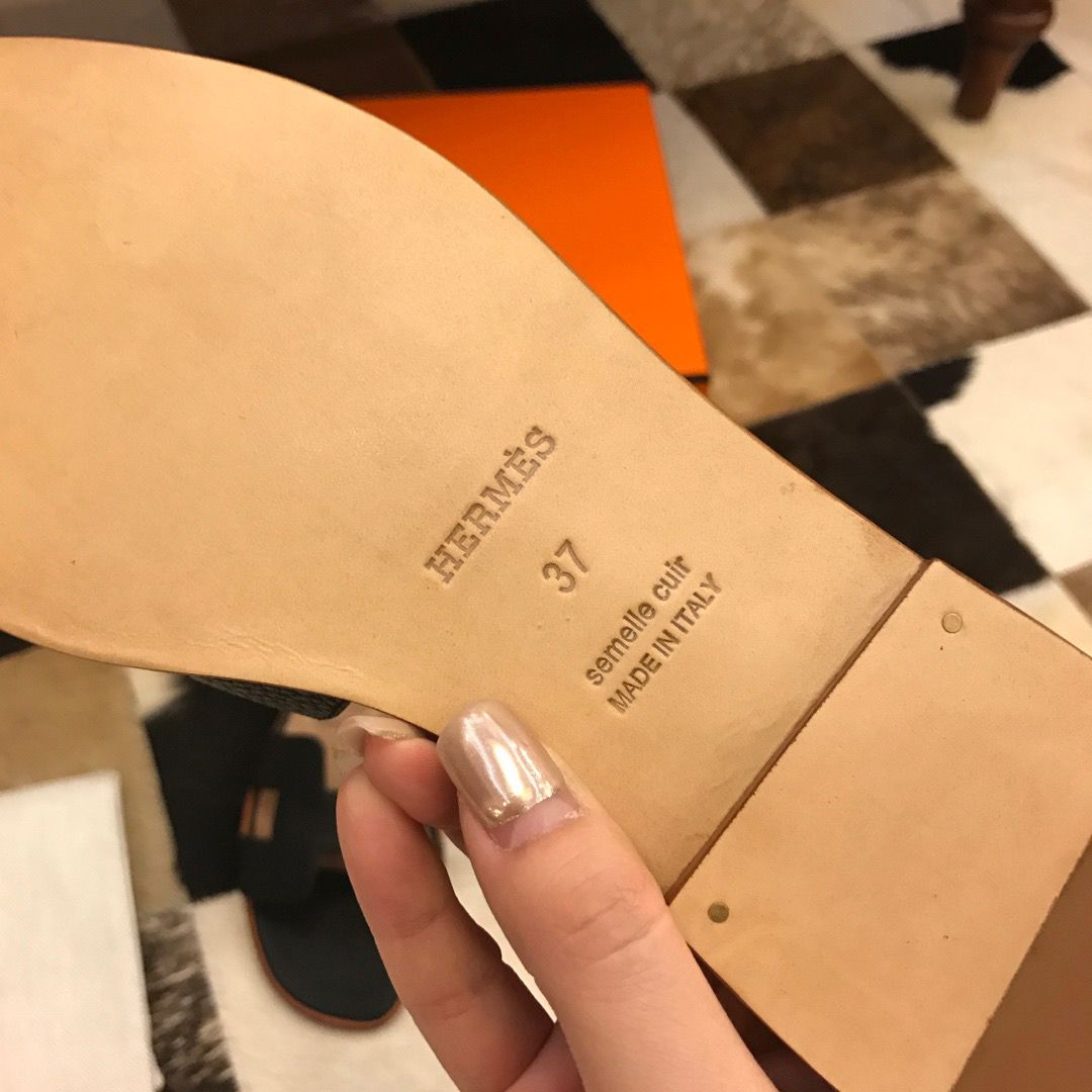 Hermes Oran Slide Sandals In Black Clemence Leather - Image 4