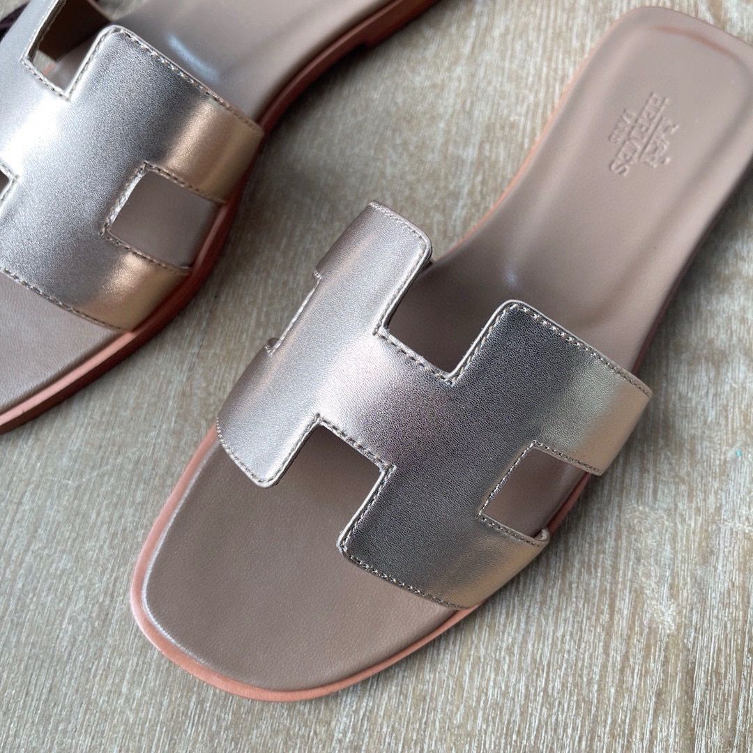 Hermes Oran Slide Sandals in Rose Gold Metallic Leather - Image 3
