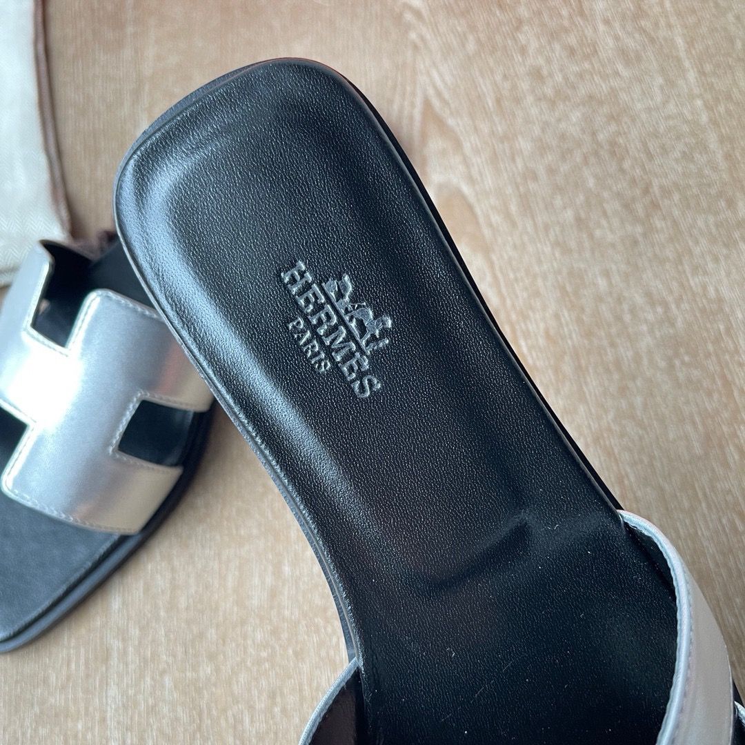 Hermes Oran Slide Sandals in Silver Metallic Leather - Image 4