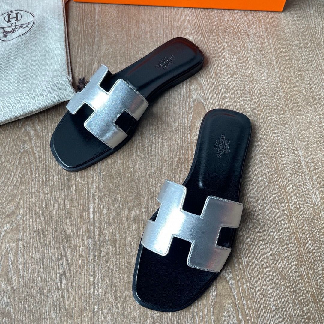 Hermes Oran Slide Sandals in Silver Metallic Leather - Image 7