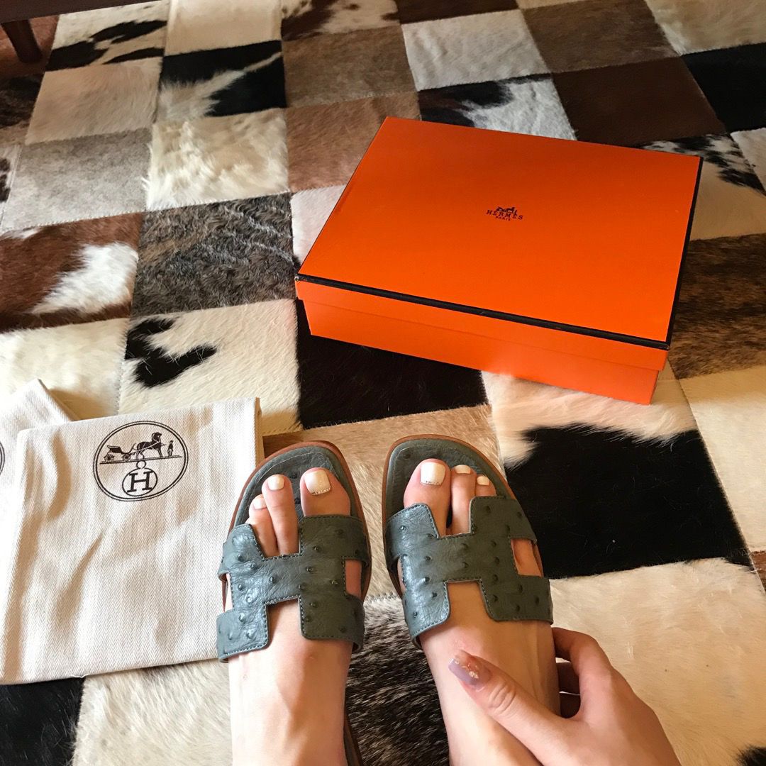 Hermes Oran Slide Sandals In Vert Amande Ostrich Leather - Image 6