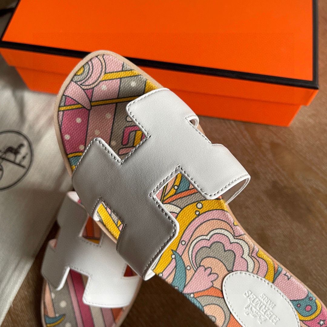 Hermes Oran Slide Sandals in White Swift Calfskin with Printed Lining - Image 4