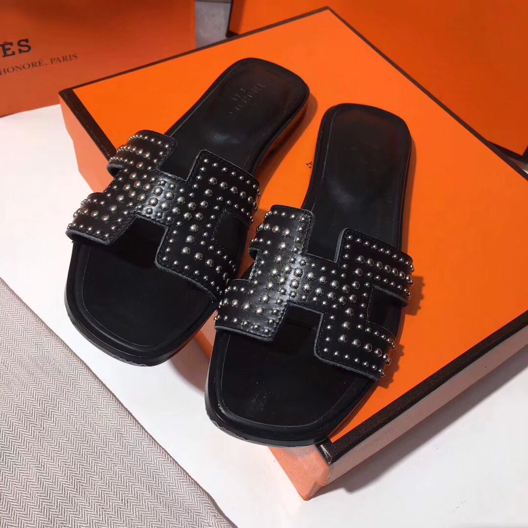 Hermes Oran Studs Sandals In Black Leather - Image 4