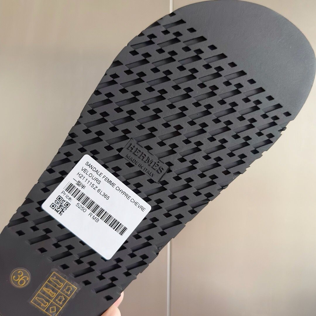 Hermes Men's Chypre Sandals in White Calfskin - Image 4