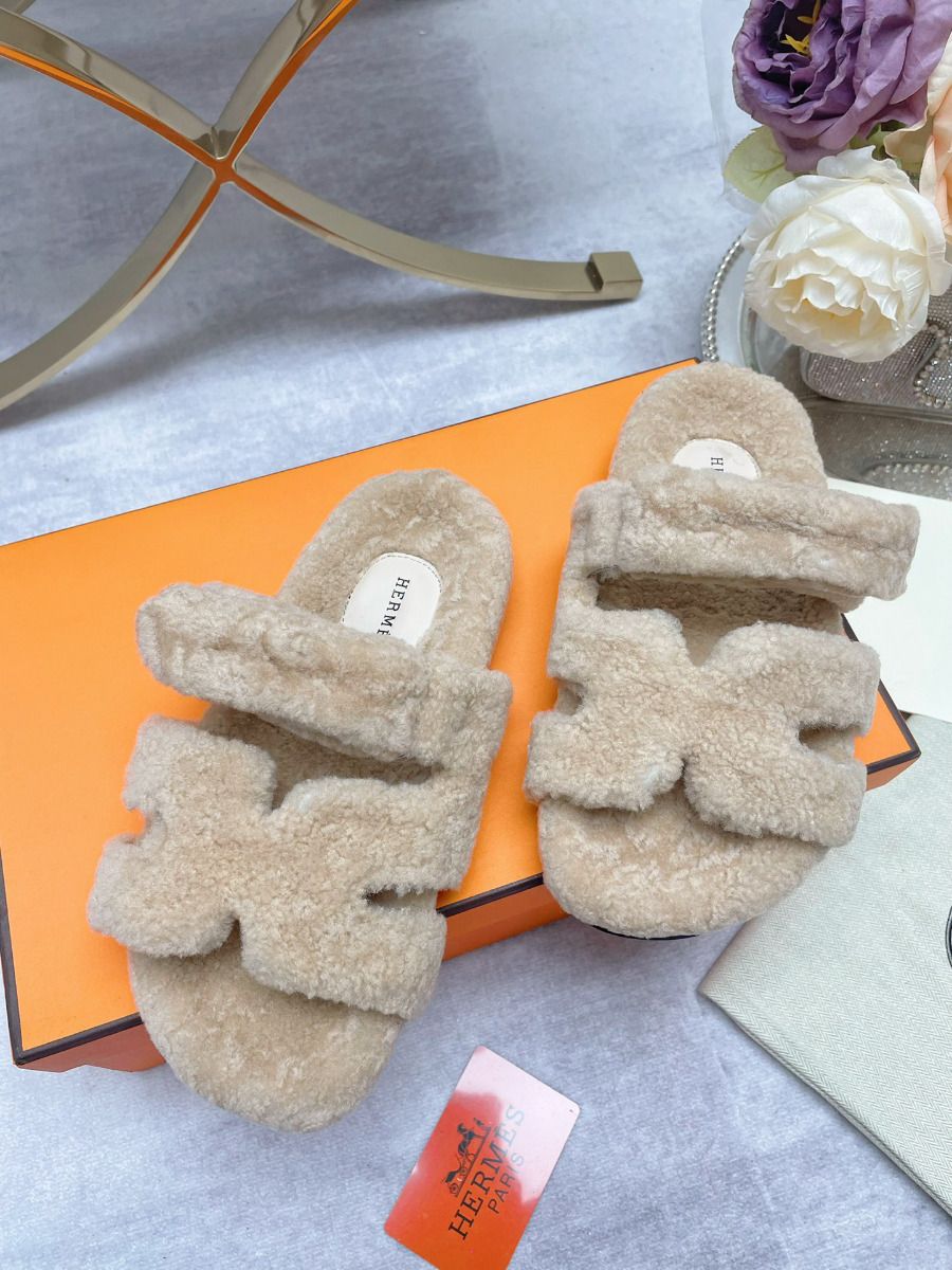 Hermes Women's Chypre Sandals In Off White Shearling - Image 3