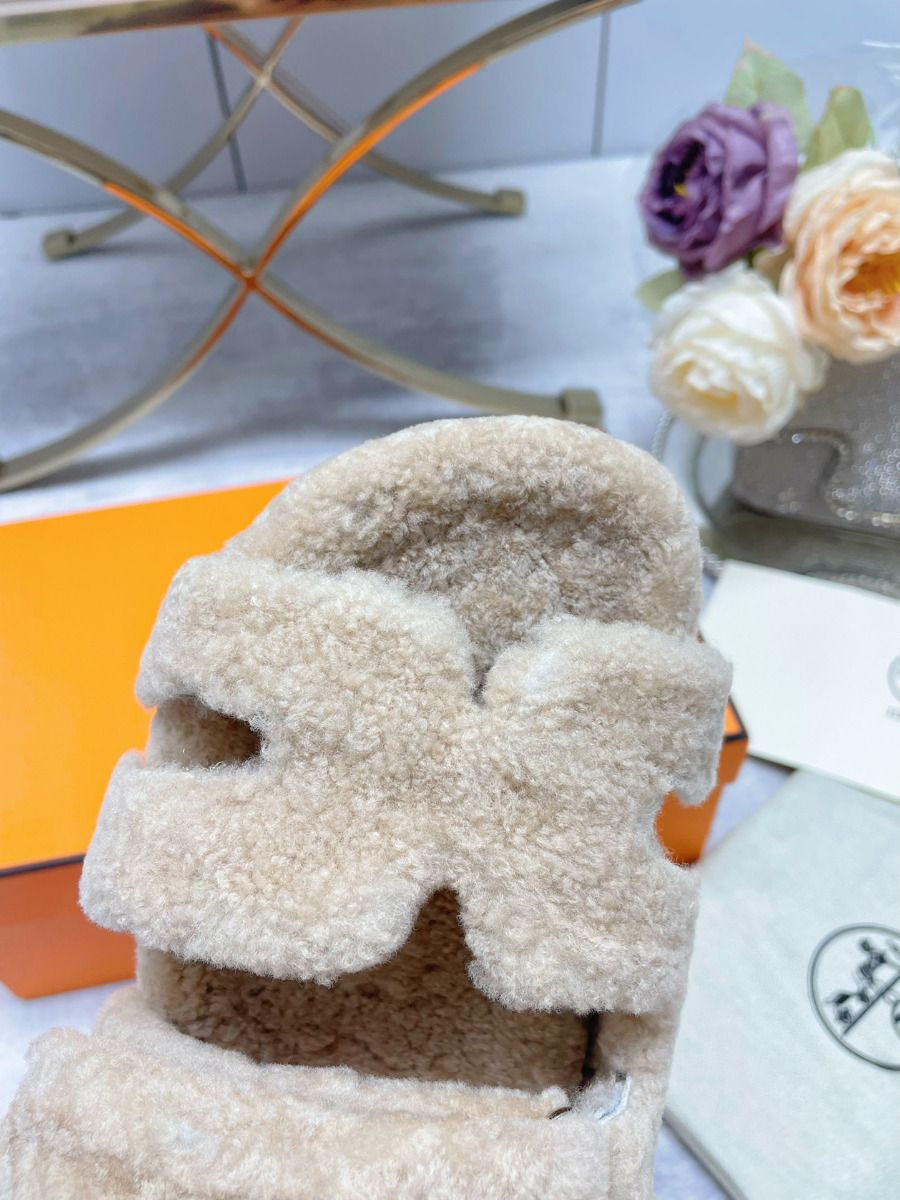 Hermes Women's Chypre Sandals In Off White Shearling - Image 7