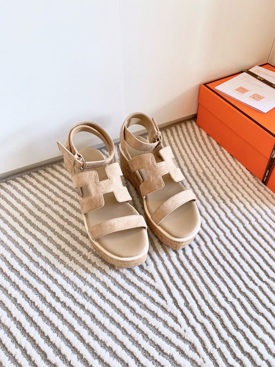 Hermes Havane 30 Sandals in Beige Suede Leather - Image 3