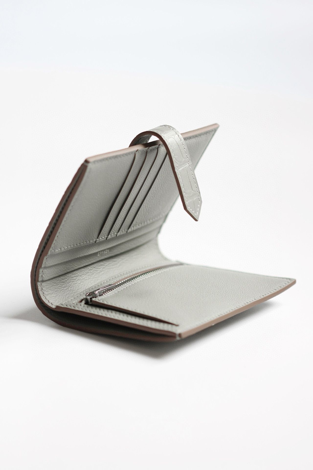 Hermes Bearn Compact Wallet in Pearl Grey Matte Alligator Leather - Image 8