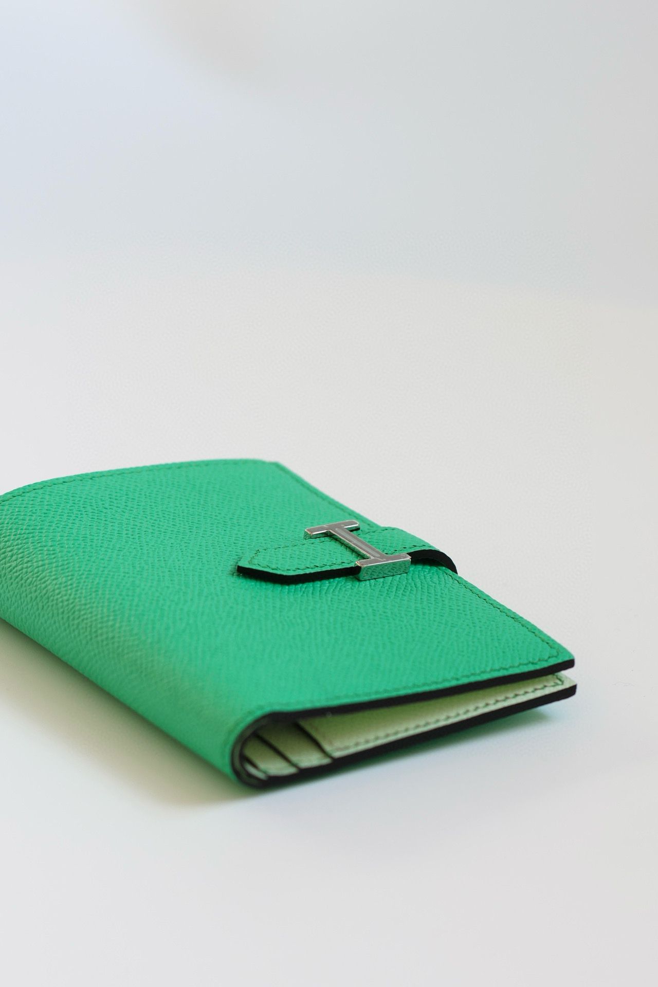 Hermes Bearn Compact Verso Handmade Wallet in Vert Comics Epsom Calfskin - Image 8