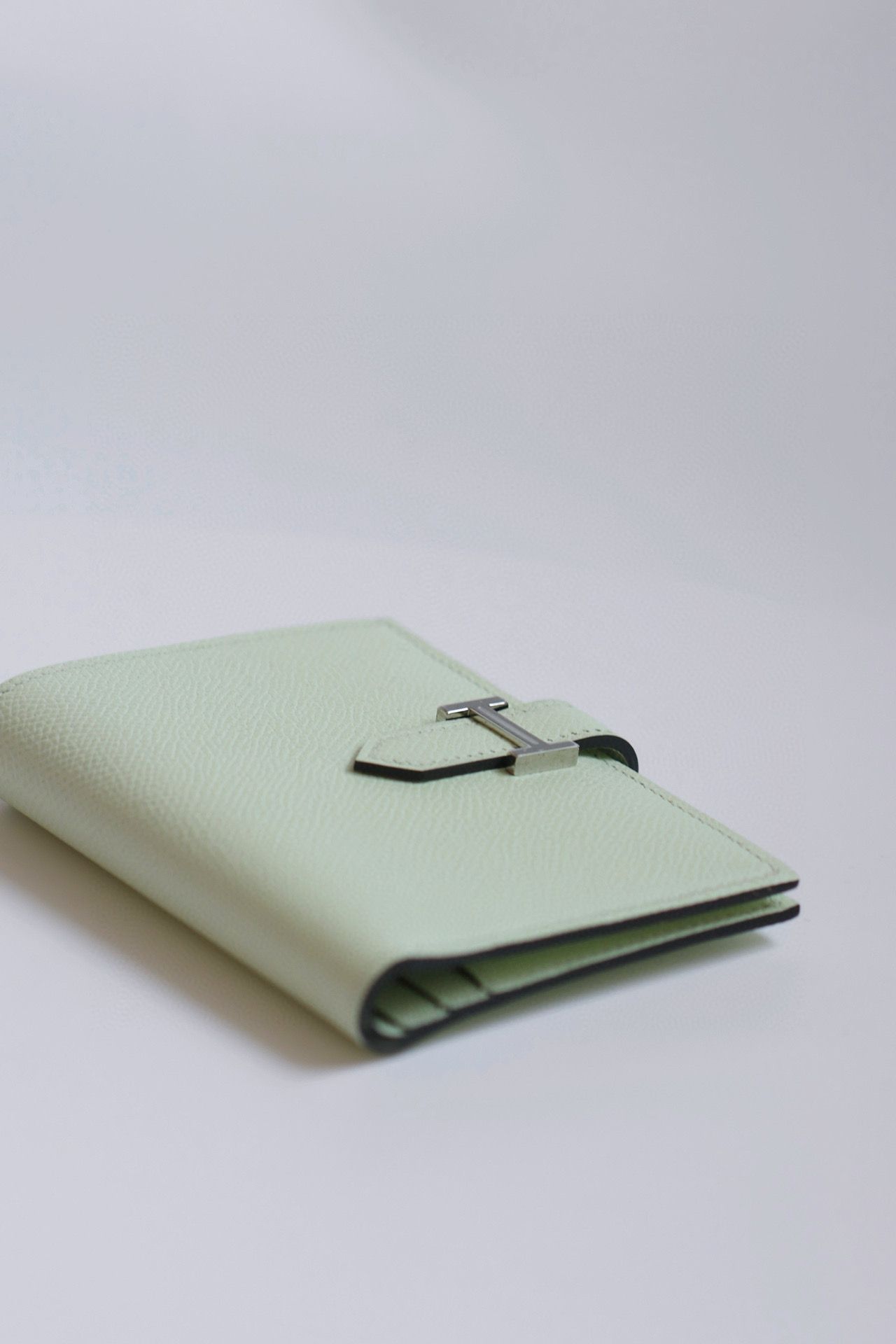 Hermes Bearn Compact Handmade Wallet in Vert Fizz Epsom Calfskin - Image 6