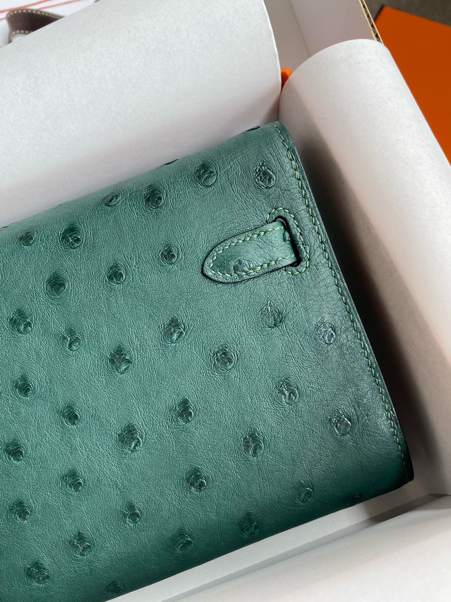 Hermes Kelly Classique To Go Wallet in Malachite Ostrich Leather - Image 5